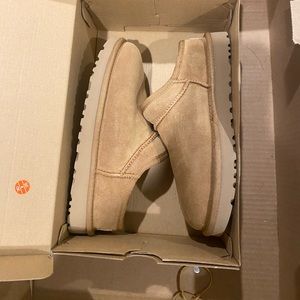 Ugg slipper brand new never worn comes with box